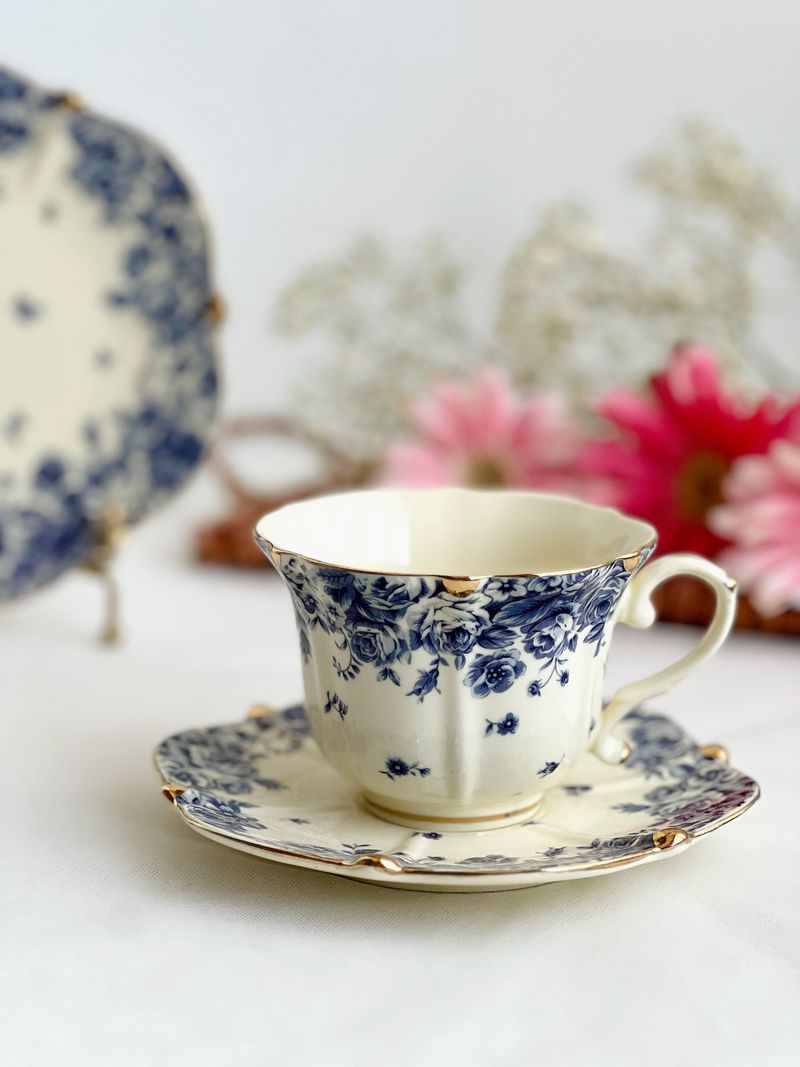 Atemberaubende Kaffeetasse aus Keramik im Palaststil, cremegelber Boden mit blauer Blume, 250 ml_voghion.com