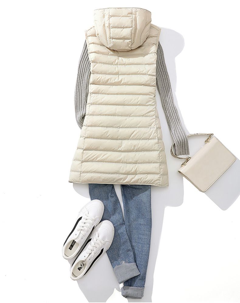 "Gilet leggero da donna slim fit in piuma d'oca, lunghezza media, con cappuccio, design laminato senza cuciture, color cachi/nero/beige"_voghion.com