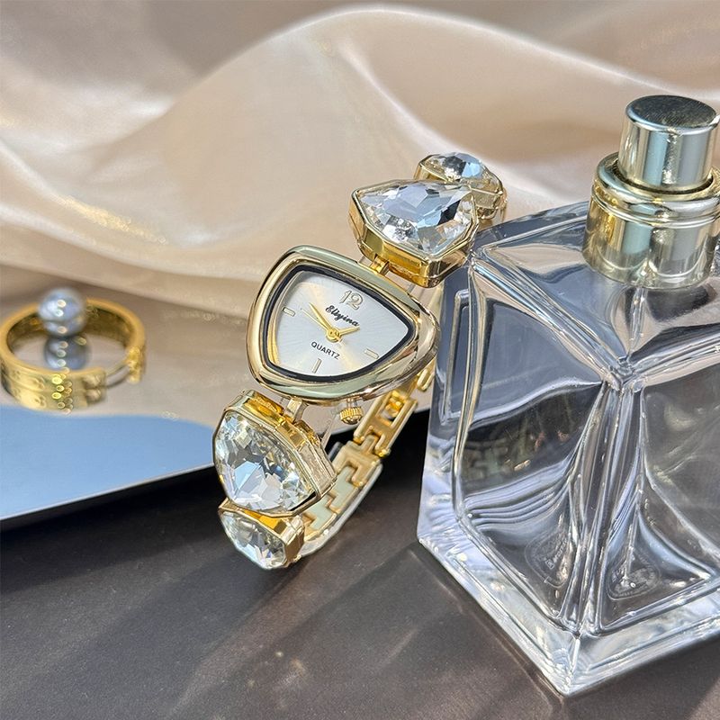 Combinazione di colori Design irregolare Orologio con grandi diamanti Orologio di nicchia di lusso Colore Moda Alto senso Lavoro Quotidiano Compleanno Anniversario Regalo di San Valentino_voghion.com