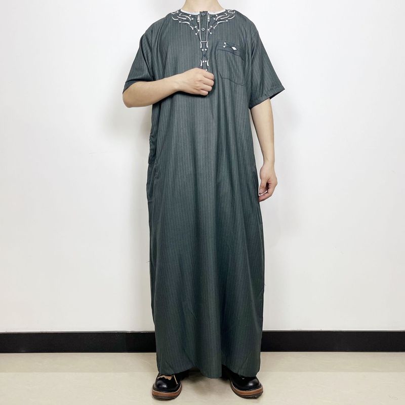 Roupas masculinas, robe marroquino bordado de manga curta com gola redonda e vários bolsos, robe com design quadrado_voghion.com