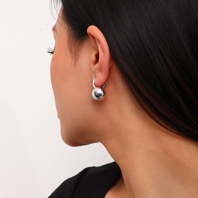 Orecchini pendenti in ottone stile Ins, in vero oro, leggeri, di lusso, semplici e versatili, in metallo spazzolato opaco, con sfere rotonde, da donna_voghion.com