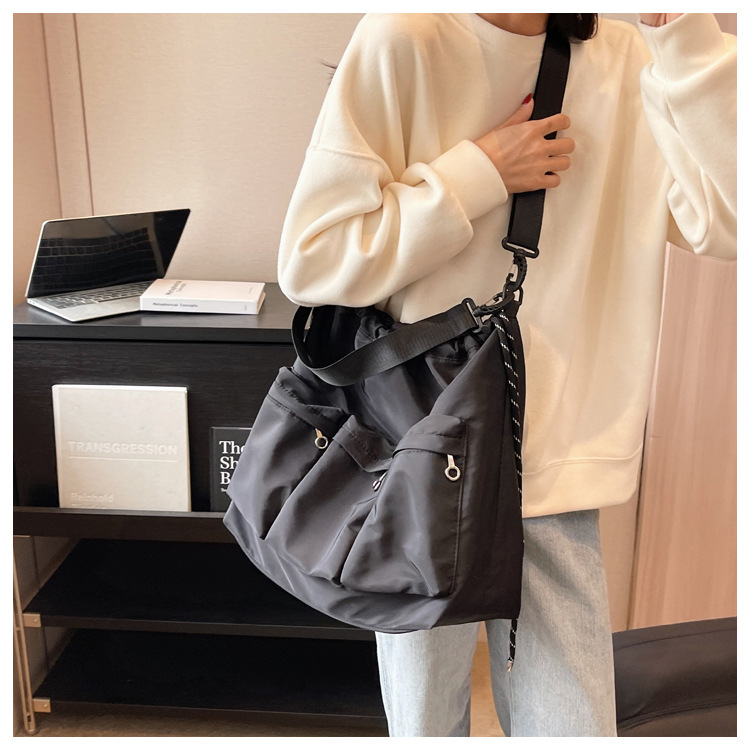 Nuevo bolso de hombro de invierno para mujer, mochila cruzada simple de ocio para estudiantes de gran capacidad a la moda_voghion.com