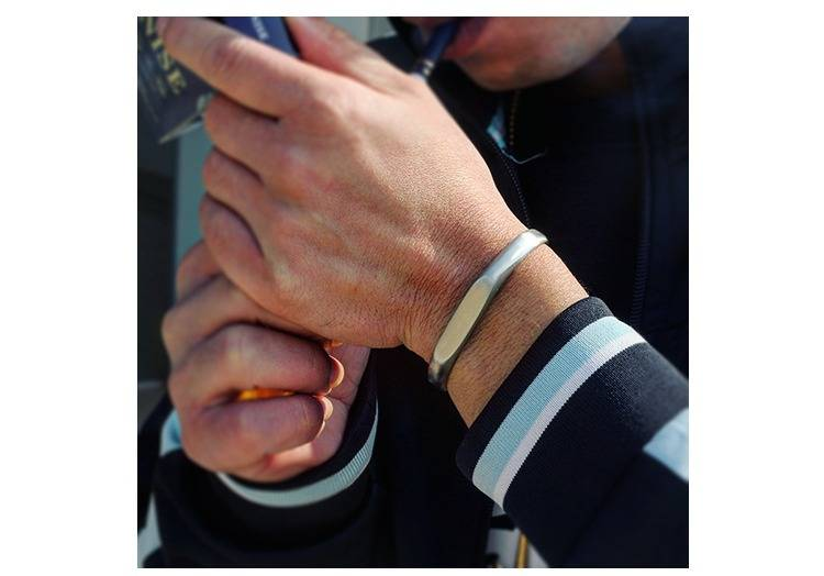 Vintage Paararmband aus Titanstahlguss für Männer und Frauen – minimalistischer, modischer offener Armreif mit einzigartigem facettiertem Design und Persönlichkeitsschliff_voghion.com