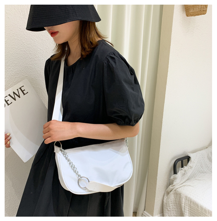 Niche Design Bag Damen 2023 Summer Nei Netz Rout Nylon Ënneraarmtasch High-End Sense One-Shoulder Handtasch mat Ketten_voghion.com