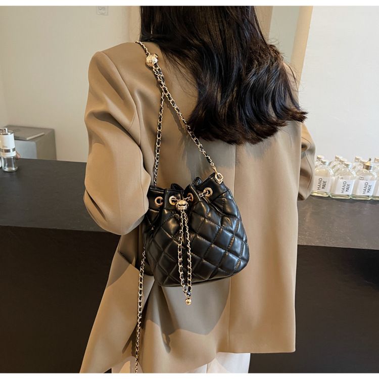 Damen Bucket Bag Diamond Chain Crossbody Bag Kleine Bucket Bag mit Kordelzug Leichte, luxuriöse, runde Bucket Bag Umhängetasche Crossbody Bag Frau_voghion.com