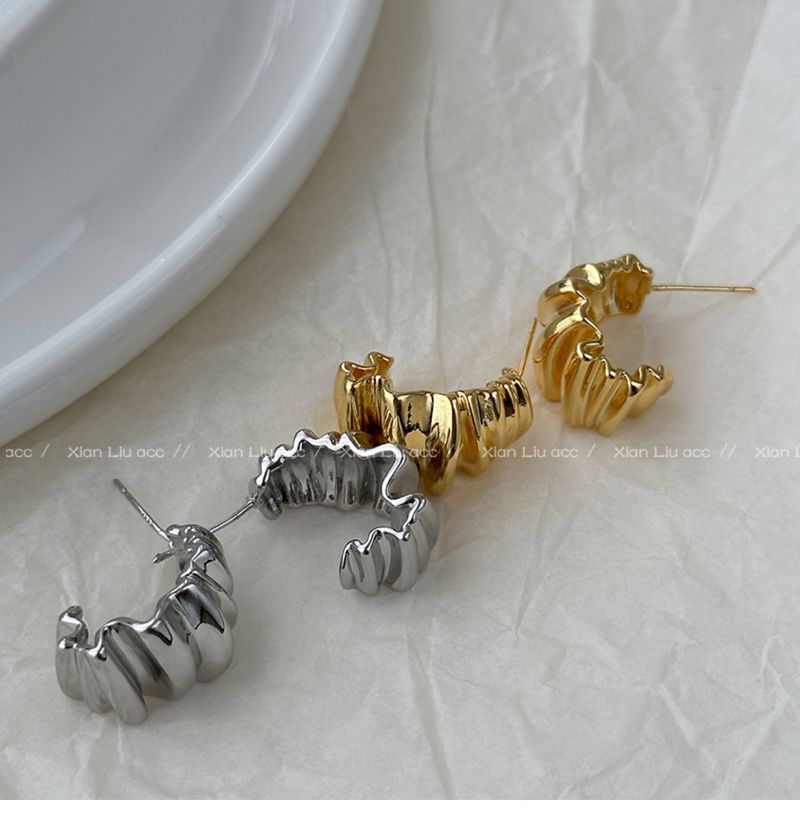 Orecchini in metallo plissettato irregolare, luce di lusso, temperamento di alta gamma, nuovi accessori per le orecchie da donna_voghion.com