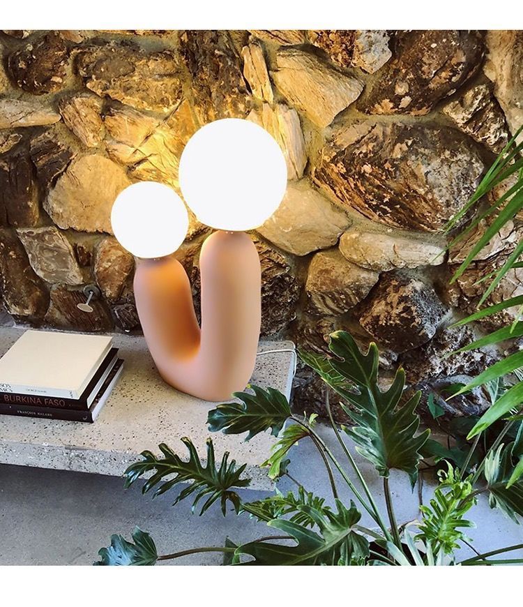 Table de chevet en résine, design nordique, luminaire de luxe, idéal pour une salle d'exposition, un salon, une chambre à coucher ou un bureau_voghion.com