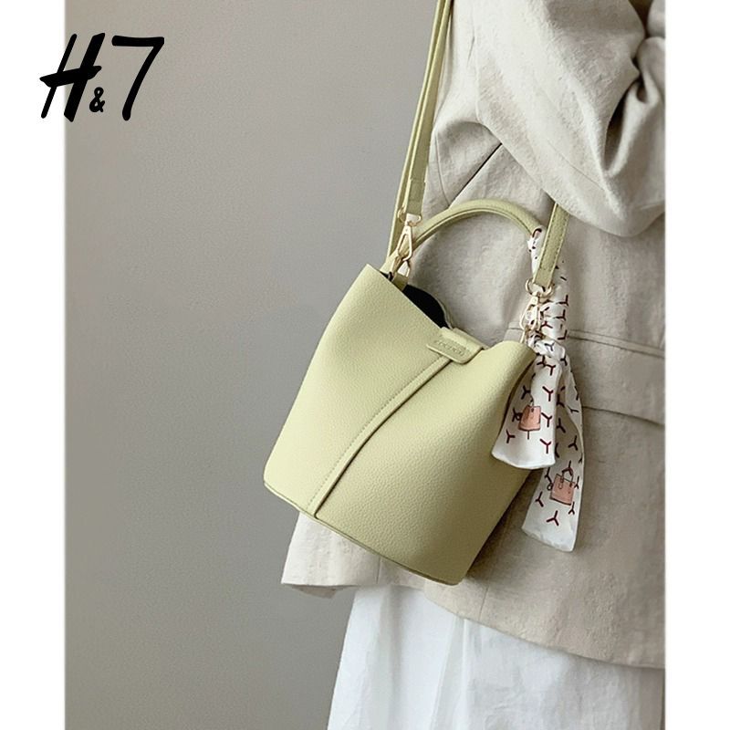 H7 Soft Handbag for Women Summer 2023 New Trendy Fashionable Bucket with Unique Design and Versatile Ins Crossbody Bag_voghion.com