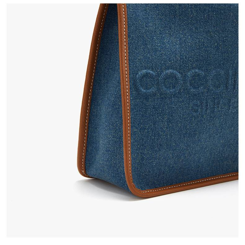 Bolsa de ombro tote jeans Vanessa Jeans da COCCINELLE, tecido azul com acabamento em couro marrom, estilosa e prática para o uso diário_voghion.com