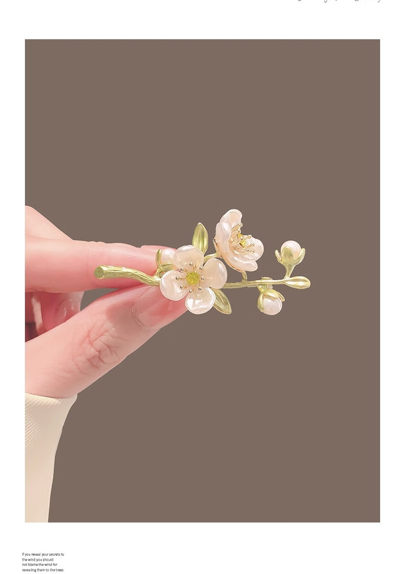 Artistic Green Jasmine Brooch Plant Flower Pearl Brooch Retro Temperament Suit Anti Slip Buckle Brooch Fashionable and Versatile Accessory for Women_voghion.com