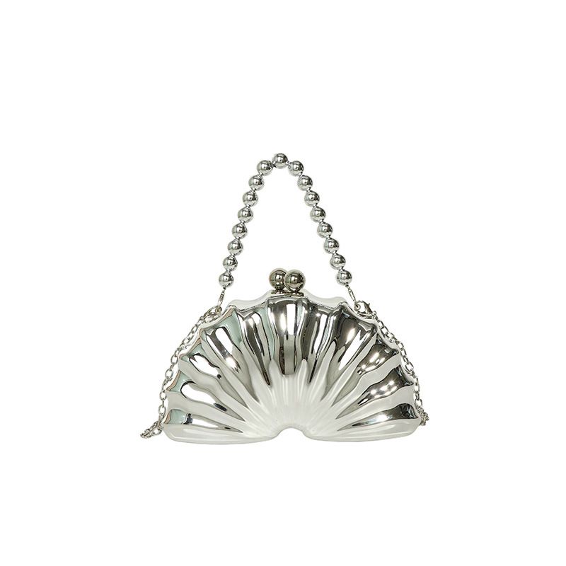 Borsa a tracolla da sera in acrilico color corallo con catena a forma di conchiglia, da donna_voghion.com