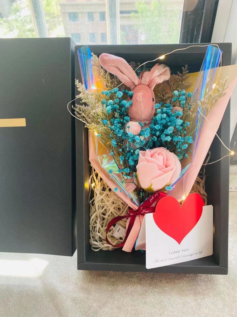Festtagsgeschenke Weihnachten Valentinstag Rosen Schleierkraut Trockenblumen Geschenkbox Geburtstag Fertiges Geschenk Göttin Qixi Feststrauß Kunststrauß Geschenk_voghion.com