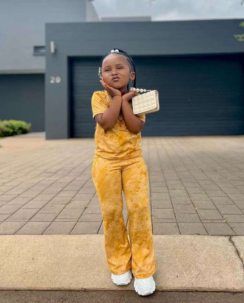 M8025 Comercio exterior europeo y americano 2023 nuevo estilo Instagram ropa para niños conjunto de manga corta Veet dorado para niña_voghion.com