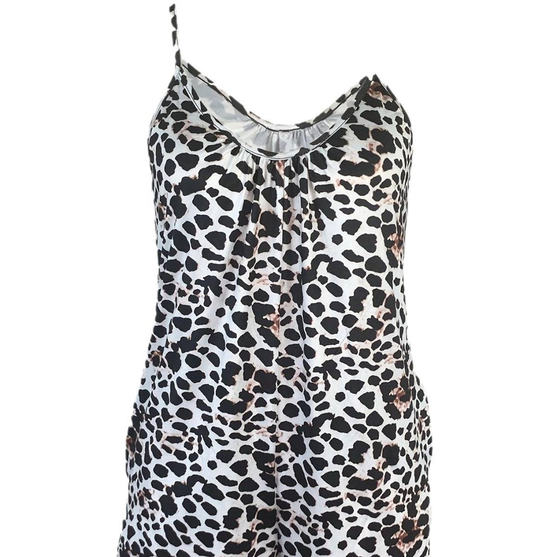 Macacão feminino com suspensórios soltos e shorts_voghion.com