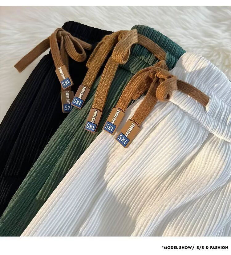 „Herren-Freizeitshorts aus Eisseide – Sommerliche, locker sitzende Drapierungsshorts mit minimalistischer Stickerei“_voghion.com