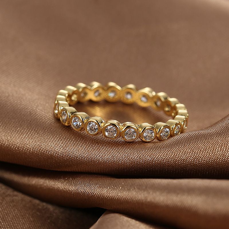 Anello semplice e versatile con design a nicchia, in ottone leggero di lusso placcato oro, con micro intarsi in zirconio bianco, anello per dito indice_voghion.com