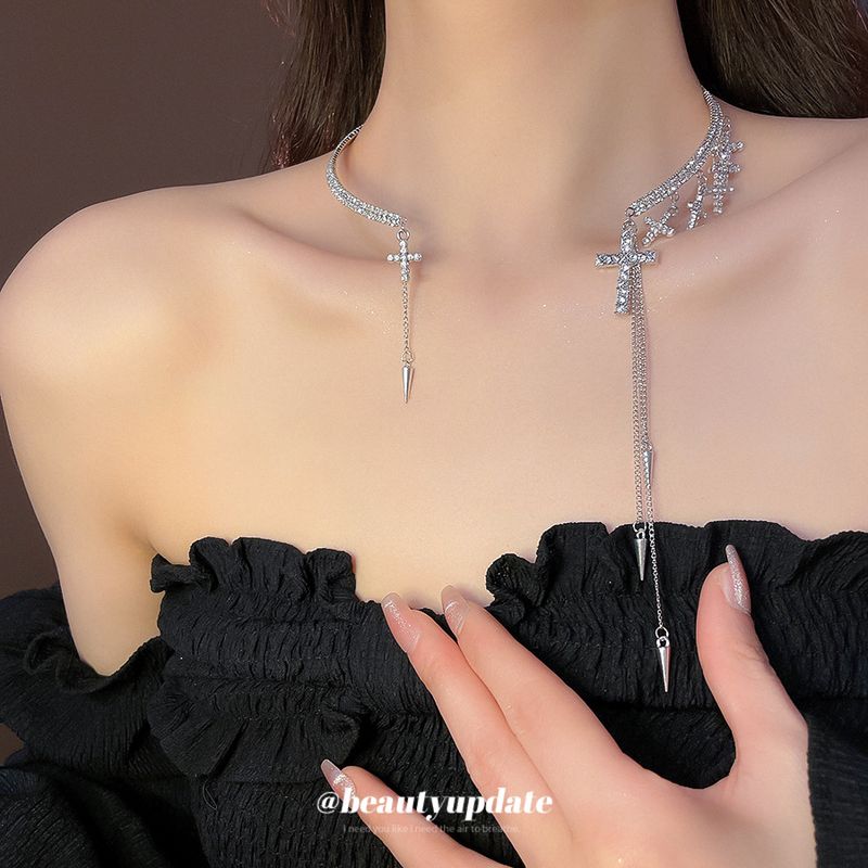 Collana con nappa a croce tempestata di diamanti, girocollo di nicchia, versatile catena per clavicola, lusso leggero, alta gamma_voghion.com