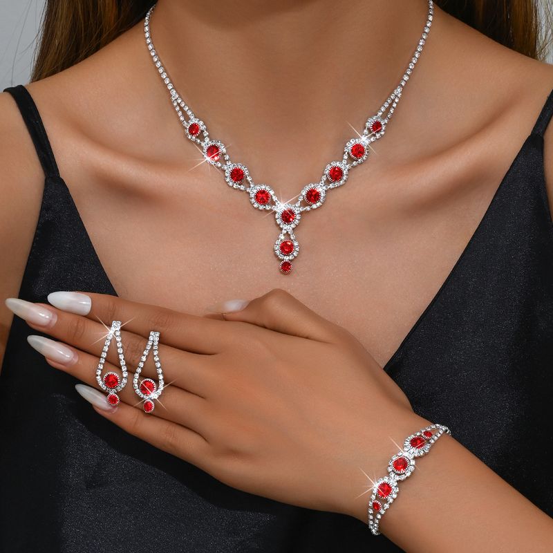 Set di tre pezzi di collana, orecchini e bracciale con strass rosa, blu e rosso, in vendita calda._voghion.com