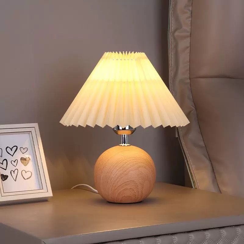Lampada da comodino in ceramica nordica da tavolo plissettato, accogliente, romantica, semplice, in stile INS, stile femminile, di alta qualità._voghion.com