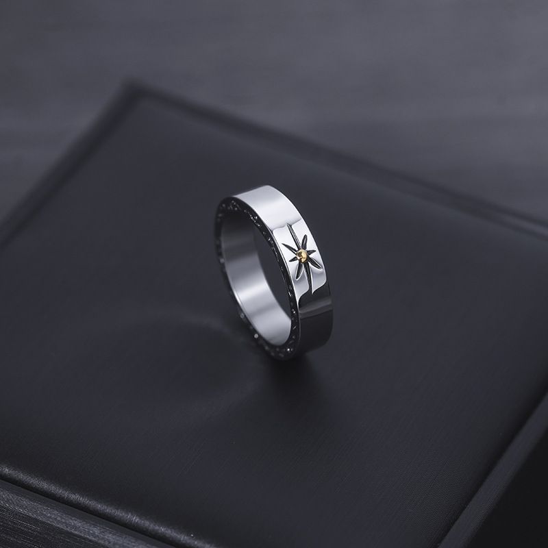 Anello da uomo in acciaio al titanio con stella - Gioiello in acciaio inossidabile con finitura lucida e design geometrico - Taglie dalla 7 alla 11_voghion.com