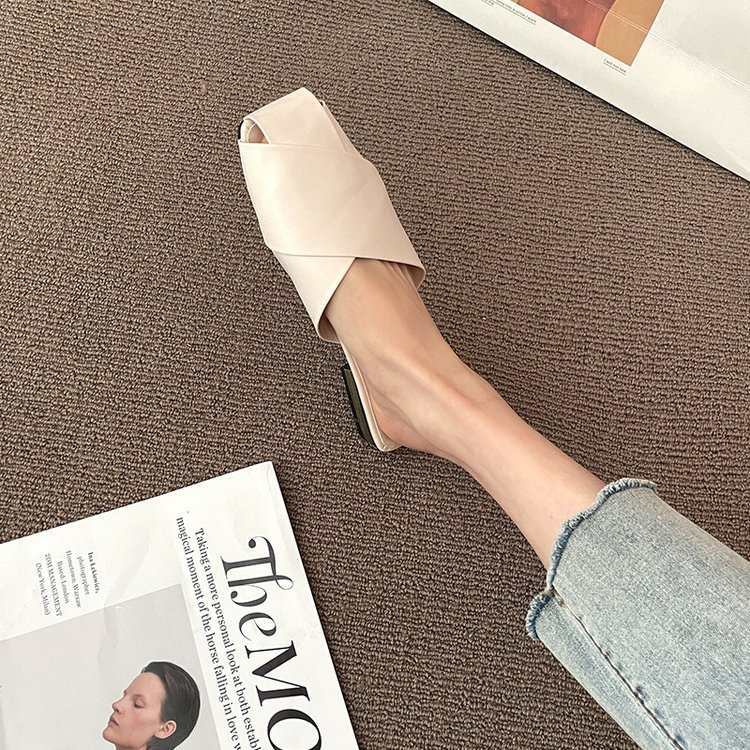 Zapatillas de mujer con puntera cubierta y lunares, sandalias con tiras cruzadas de cuero, sandalias con recortes, chanclas de verano 2022_voghion.com