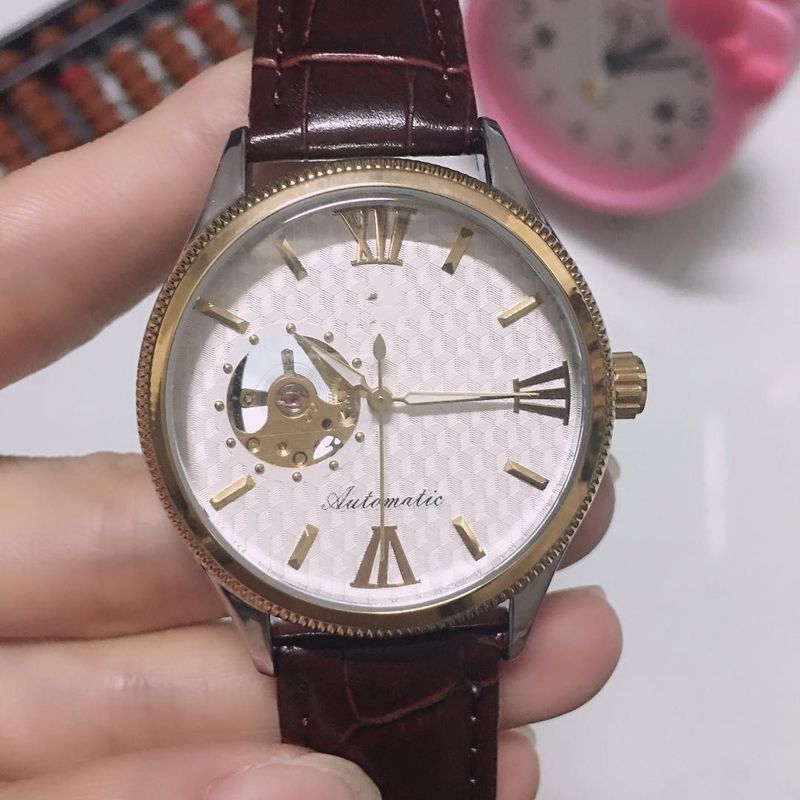 Calendrier des tendances de la mode masculine européenne 2023 : montres, loisirs, machines_voghion.com