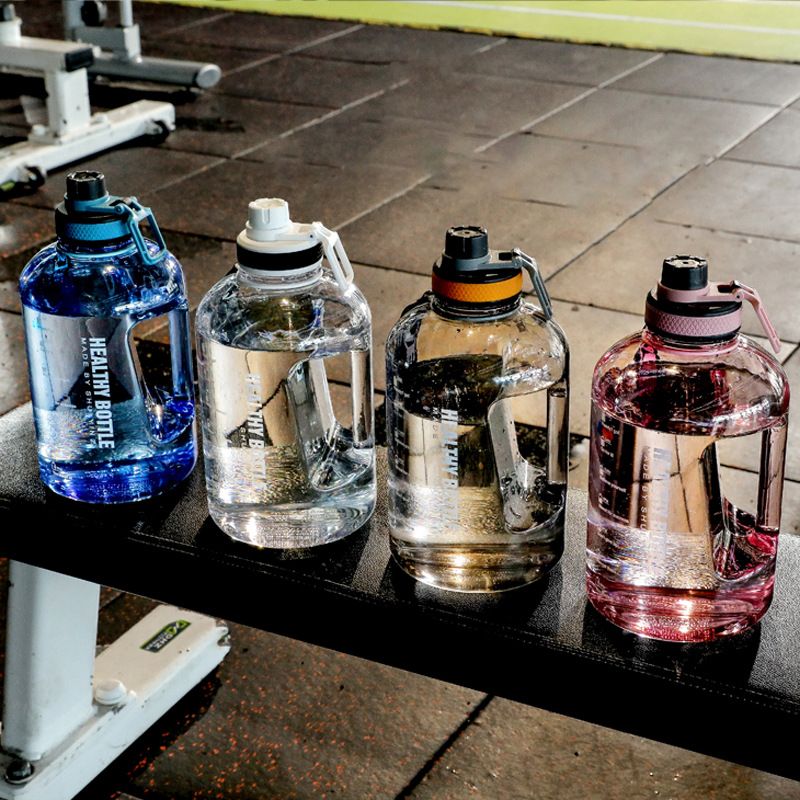 Botella de agua deportiva de fitness de moda de gran capacidad de color progresivo, botella de agua con pajita, taza espacial de plástico con asa portátil, taza de agua fría_voghion.com