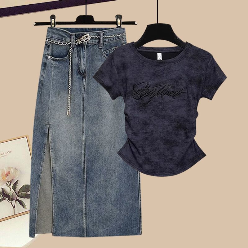 „Set aus besticktem Baumwolltop im Bohemian-Stil und hoch tailliertem Jeansrock im Used-Look – Vintage-Sommeroutfit mit Taillenkette“_voghion.com