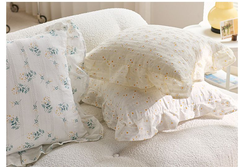 Cuscini decorativi per divani e soggiorni con trapuntatura smerlata_voghion.com