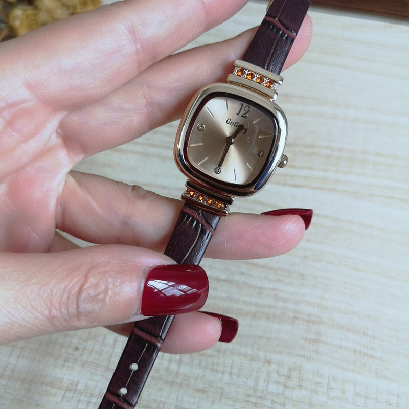 2021 neuer koreanischer Modetrend quadratisches Zifferblatt mit Diamantgürtel Quarz Damenuhr Live-Übertragung_voghion.com