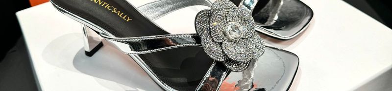 Internet-Berühmtheit quadratischer Kopf Blume Strass Mittelabsatz Sandalen Damen 2024 Sommer neue sexy schlanke Absätze zum Tragen_voghion.com