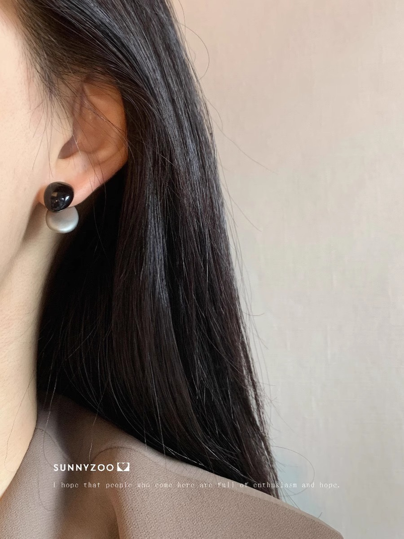A sense of science and technology two wear niche design black gray color contrast irregular retro simple earrings_voghion.com