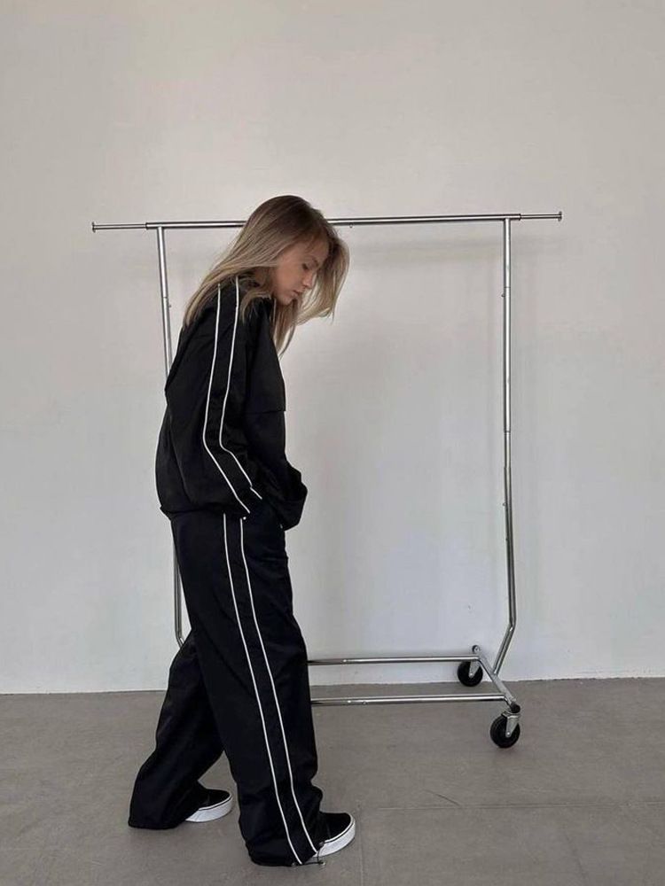 Felpa con maniche a righe alla moda da donna e set casual con cerniera e pantaloni lunghi per le donne_voghion.com