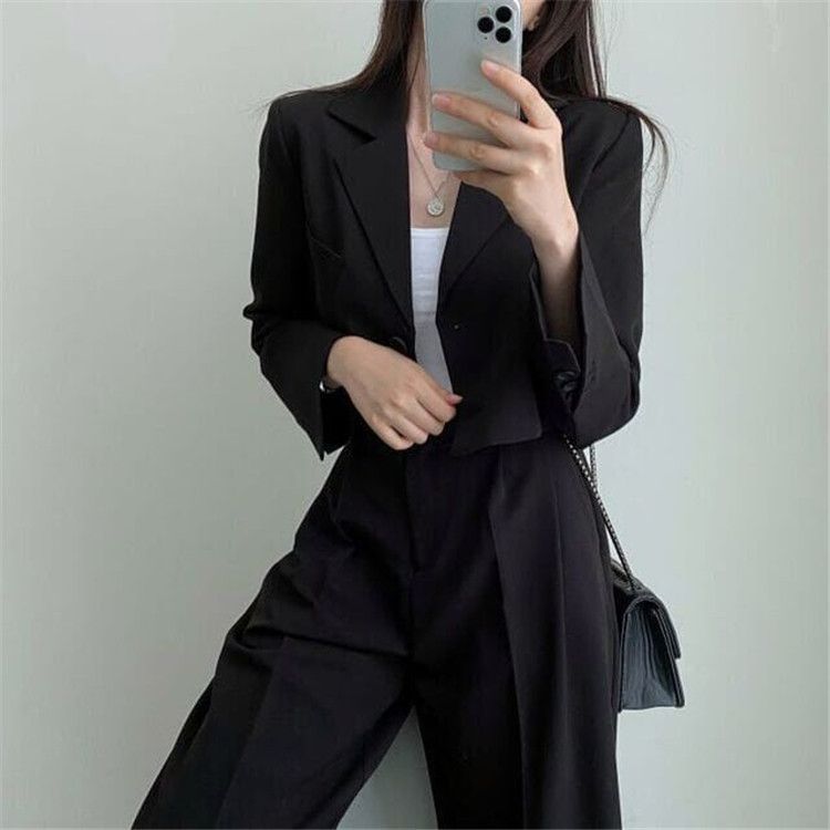 Completo da donna in stile coreano chic con blazer con risvolto, giacca corta a maniche lunghe e gamba larga a vita alta e lungo fino al pavimento_voghion.com