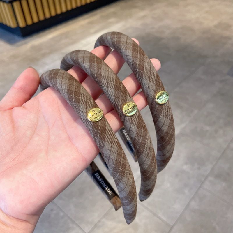 Fascia per capelli con fermaglio per il lavaggio del viso di alta qualità, stile Academy, piccola etichetta dorata, bordo stretto, scozzese color caffè_voghion.com