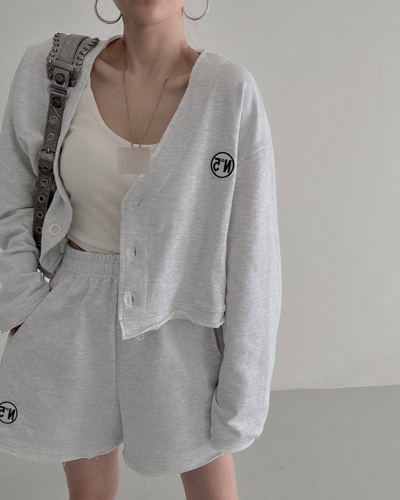 Schickes koreanisches Set aus Sweatshirt und Shorts mit bestickten Ärmeln und Fliegenärmeln – trendiges urbanes passendes Outfit für Damen (Pink, Grün, Grau-Weiß, Schwarz, Einheitsgröße)_voghion.com