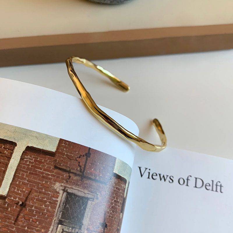 Bracelet Sterg Sier à texture concave irrégulière pour femme, avec lumière froide et élégante, effet rebondissant et style plat_voghion.com