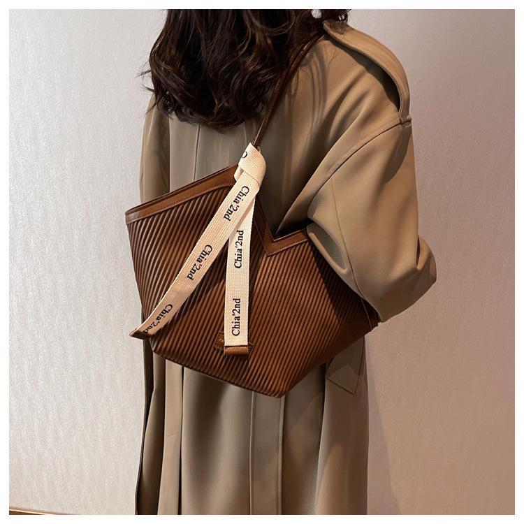 Capacity Tote Commuter High-end Large Versatile Shoulder Casual Heart-shaped Underarm Bag For Women_voghion.com