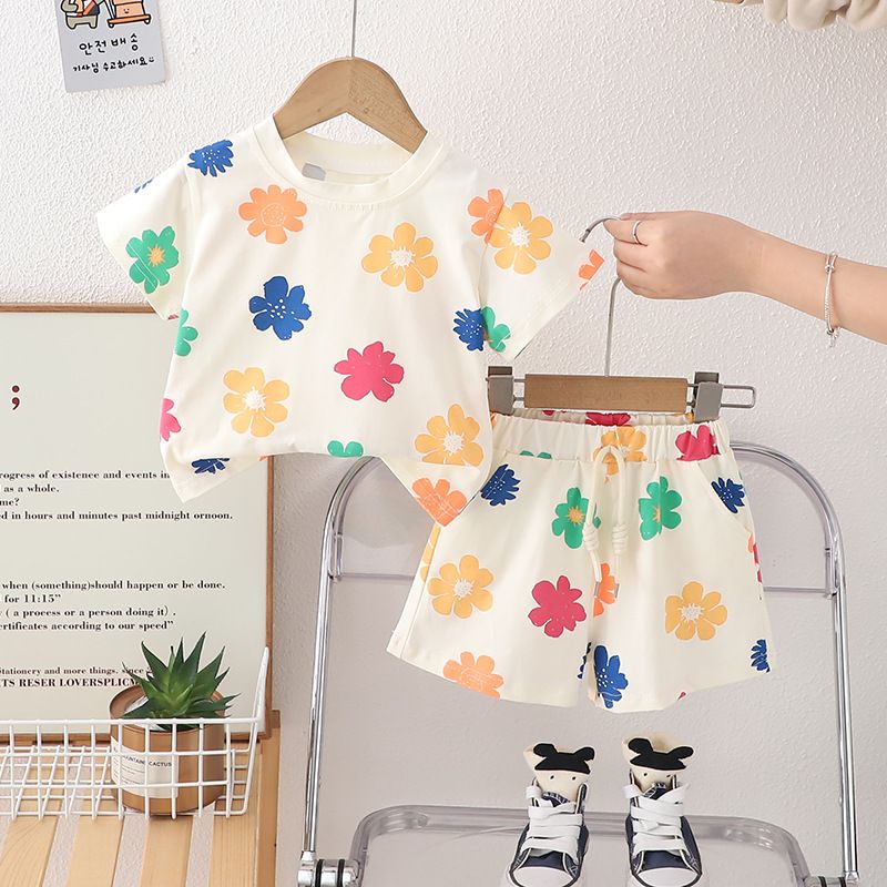 Neues Mädchen-Outfit, dünn und stilvoll, geeignet für Kinder im Sommer, Babys. Vollständig bedruckte, kurzärmelige Shorts mit Blumenmuster, zwei_voghion.com