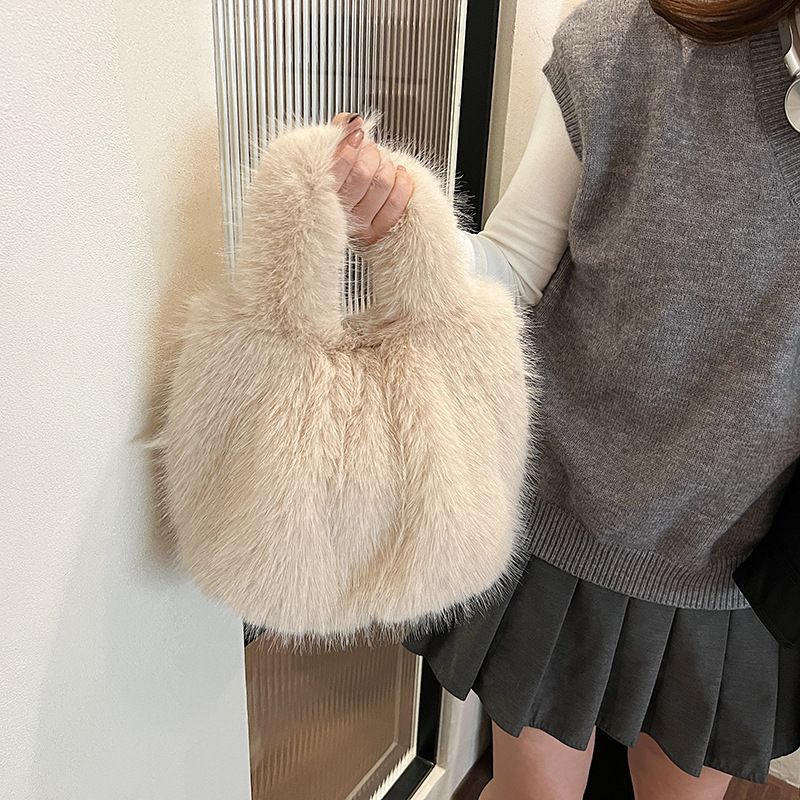 Plush for women, large capacity 2024 new autumn and winter single shoulder handbag, popular plush commuting bag_voghion.com