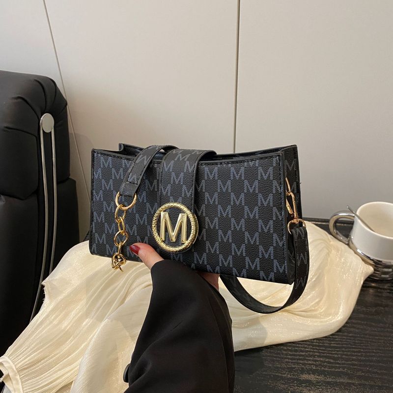 Moda in stile francese, artistico sotto le ascelle per le donne 2025, coreano, nuovo, semplice, piccolo quadrato con stampa a lettere e texture sulle spalle_voghion.com