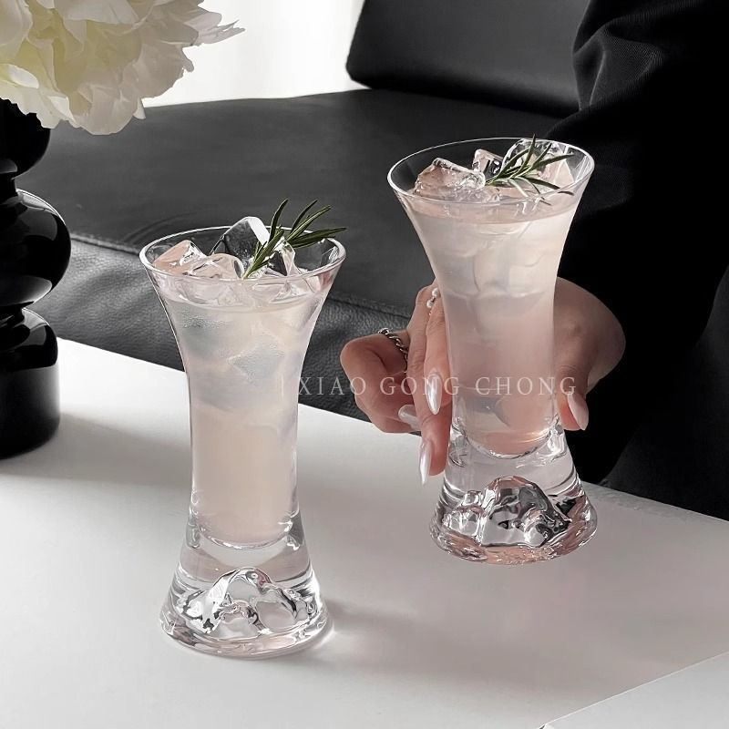 Vaso de cóctel de champán con vistas a la montaña, ideal para personas de internet de alto valor, ideal para bebidas frías._voghion.com
