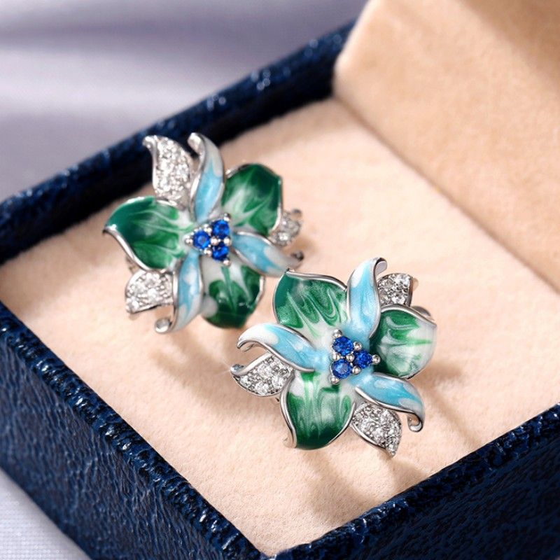 Nuovi orecchini a forma di fiore in smalto verde di Cao Shi con fibbia in zircone pendente_voghion.com