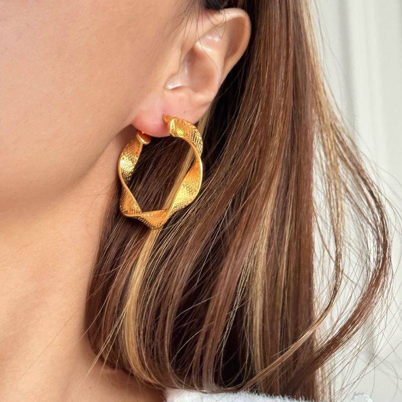 Orecchini grandi in acciaio al titanio galvanizzato con motivo retrò in rilievo_voghion.com