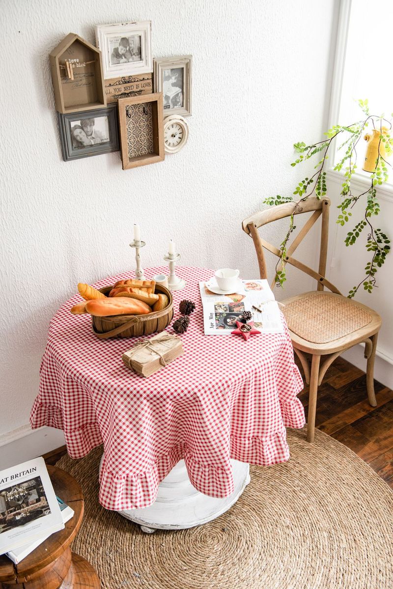Tovaglia da pranzo rotonda con stampa a quadri rossi e bordo arricciato_voghion.com