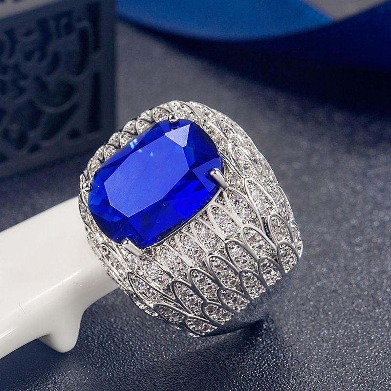 Blauer trendiger Herrenring mit Engelsflügeln und Mikropflaster aus Zirkonia_voghion.com