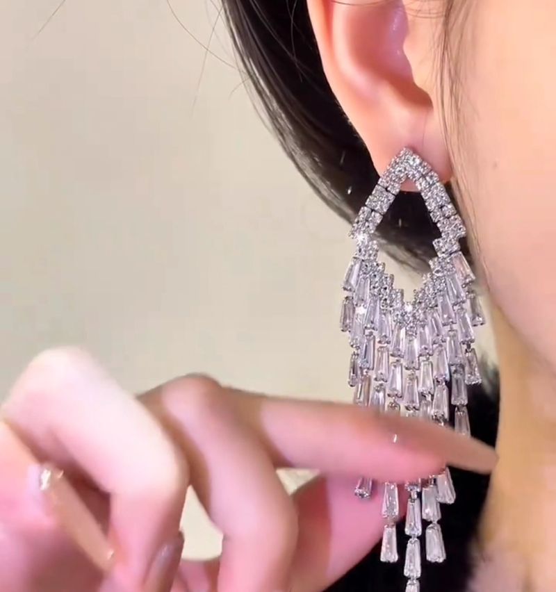 Copper alloy diamond-set waterfall earrings, silver temperament drooping geometric tassel light luxury thin earrings_voghion.com