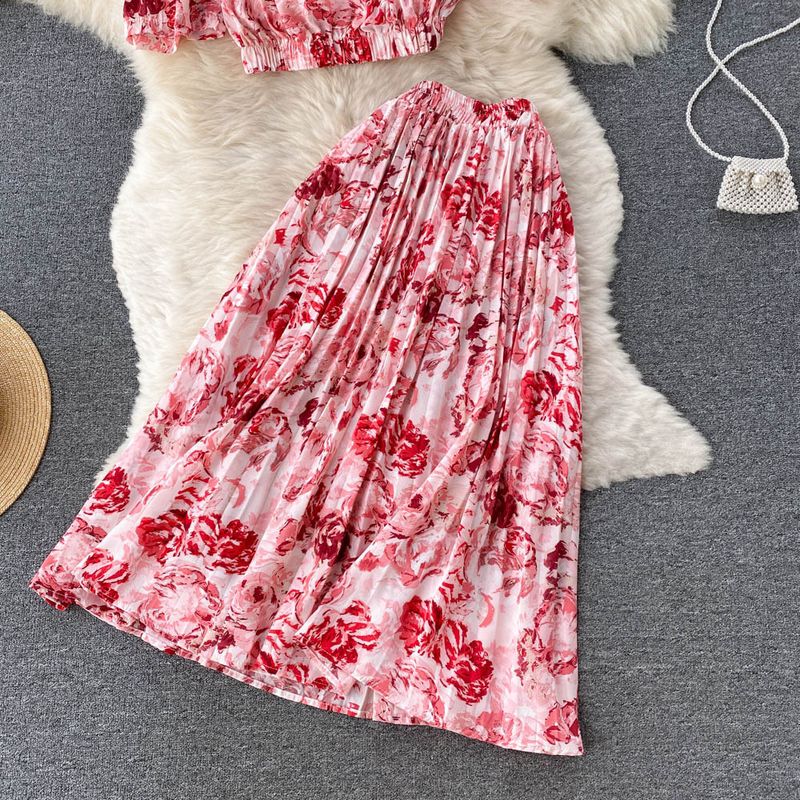 Completo da donna in stile resort, con monospalla, top a tubino a maniche corte e gonna a pieghe, due pezzi_voghion.com