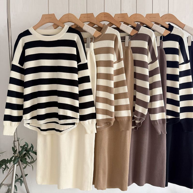 Elegante completo composto da t-shirt a maniche lunghe e gonna midi a vita alta - Completo in maglia due pezzi autunno/inverno per donna, elegante abbigliamento casual e da ufficio_voghion.com