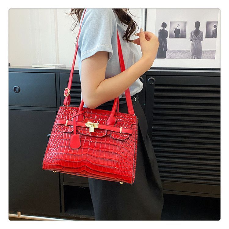 Pelle lucida con motivo coccodrillo per donna 2023 Nuova celebrità di lusso leggera per pendolari ad alta capacità Moda versatile_voghion.com